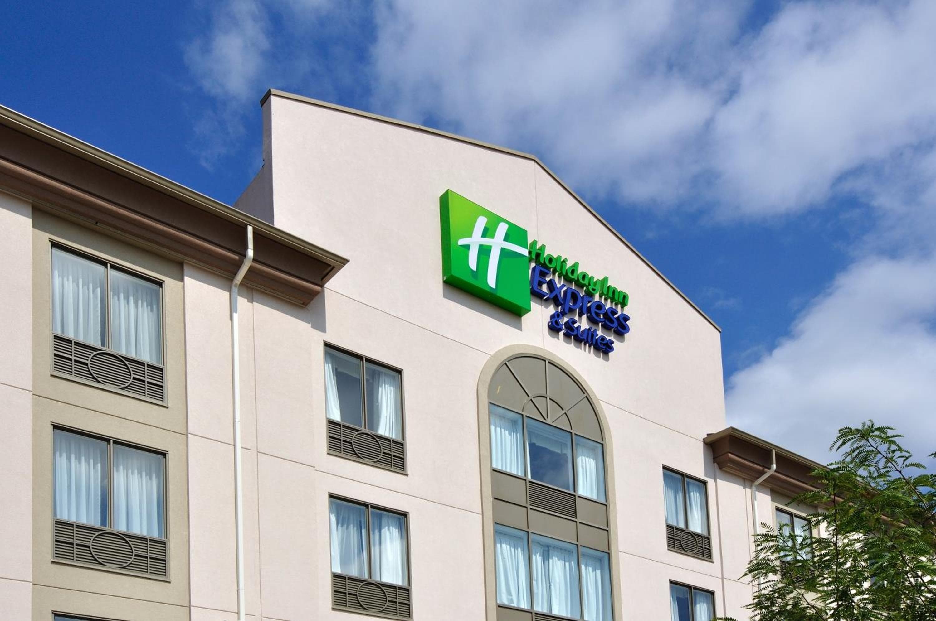 Holiday Inn Express Hotel & Suites Ottawa Airport by IHG