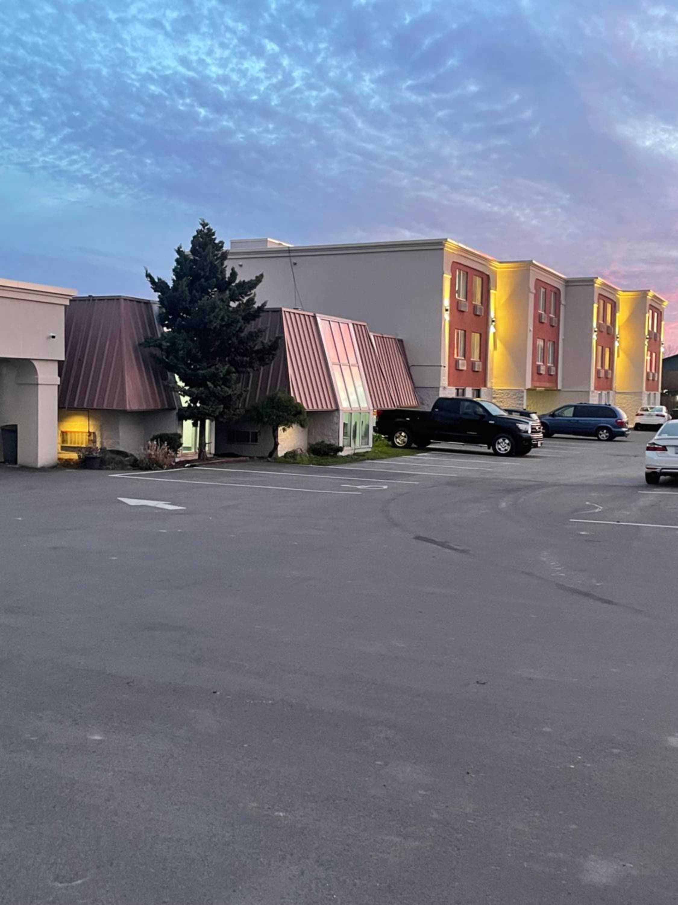 Niagara Lodge & Suites