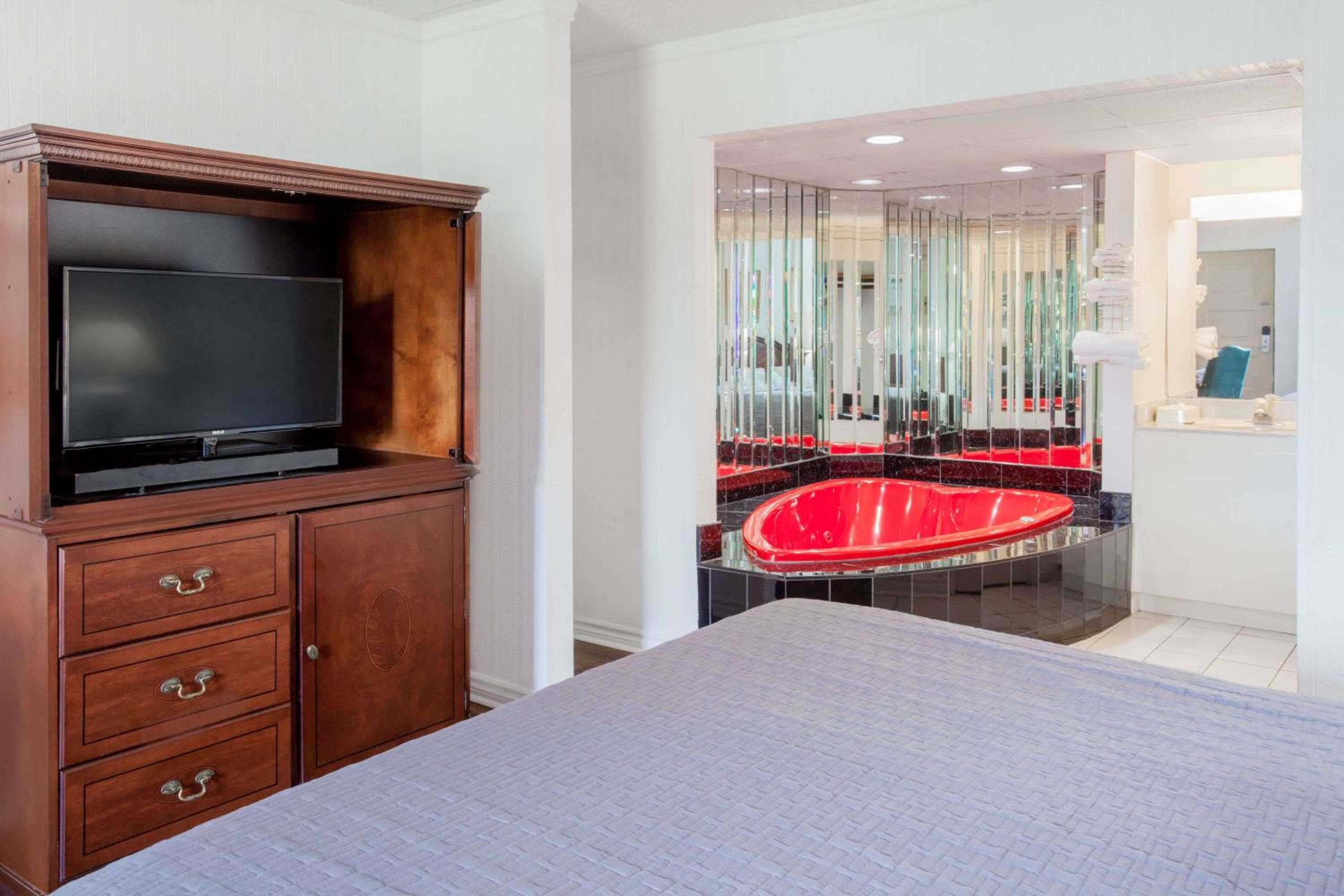 King Suite with Spa Bath - Non-Smoking 