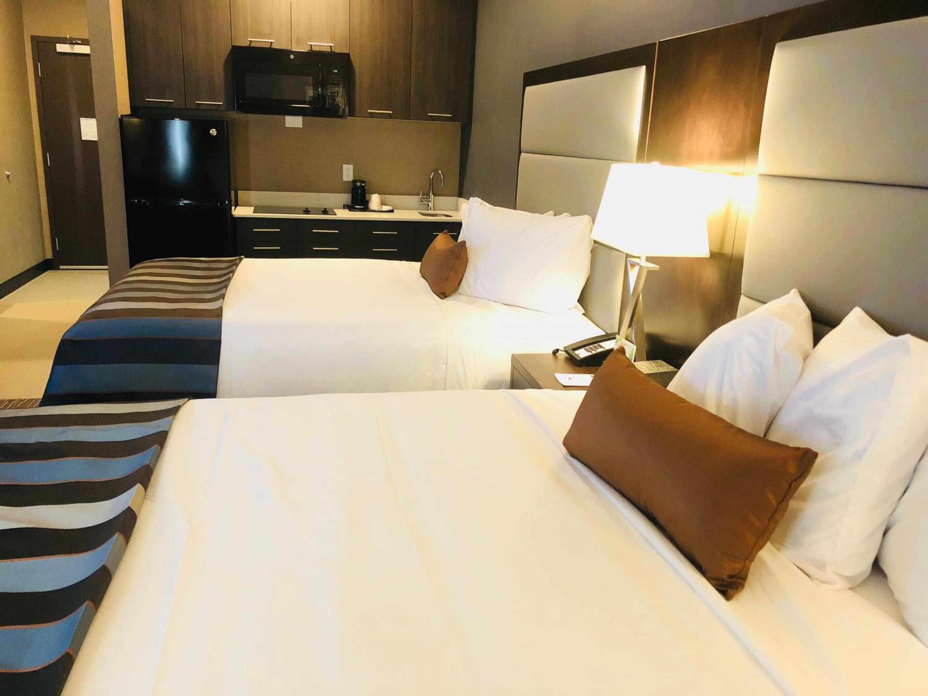 Studio with Two Queen Beds - Non-Smoking