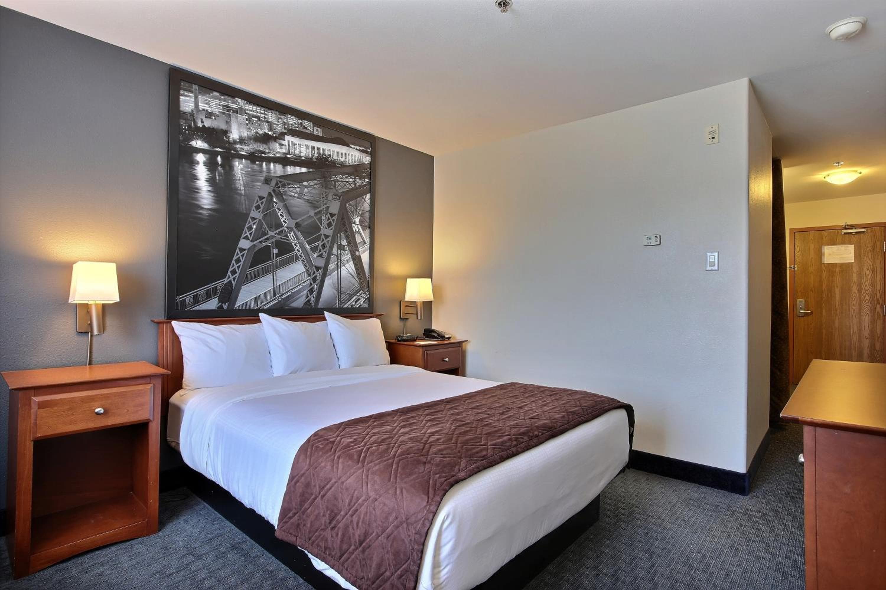 Queen Suite - Non-Smoking