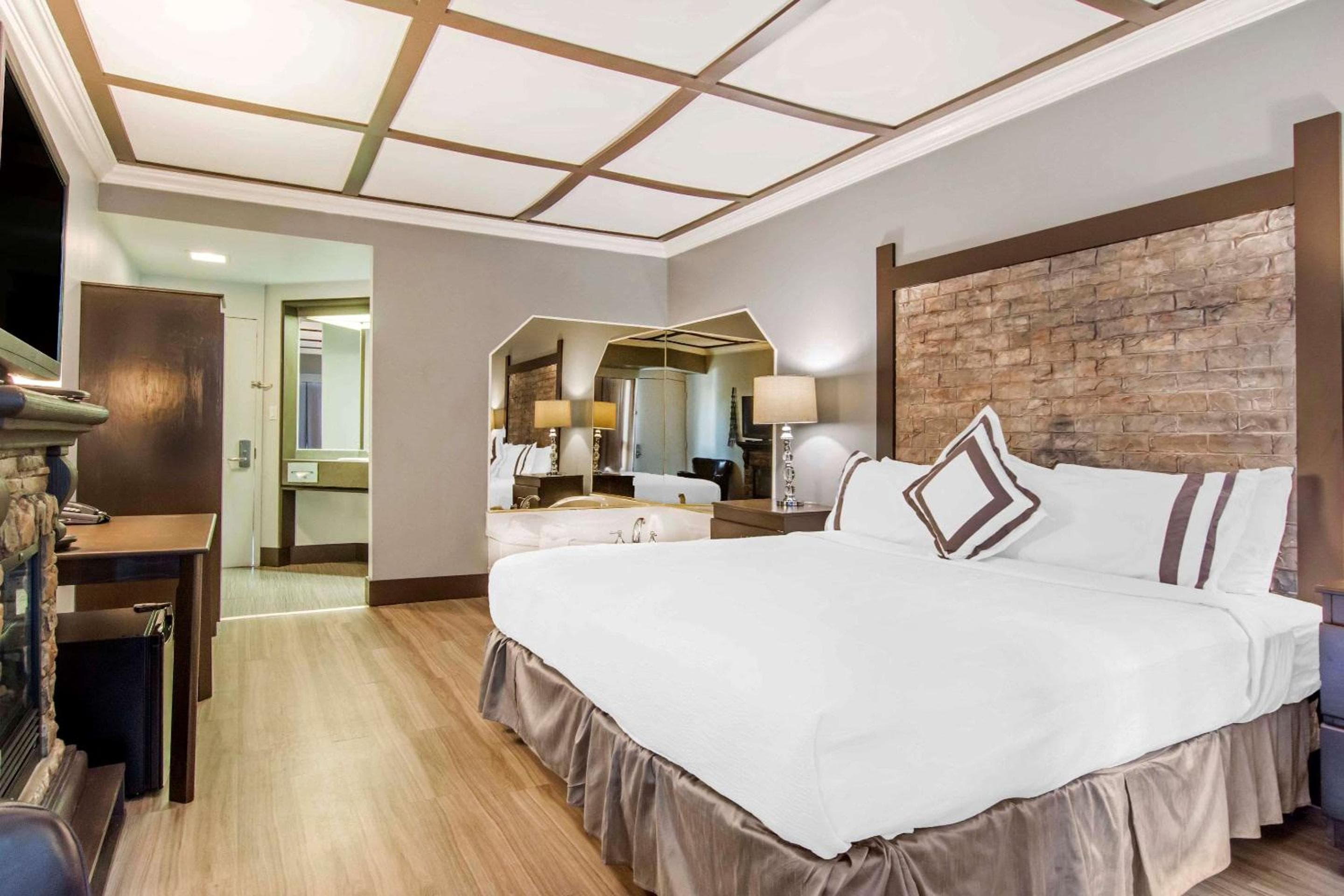 Deluxe King Suite - Non-Smoking