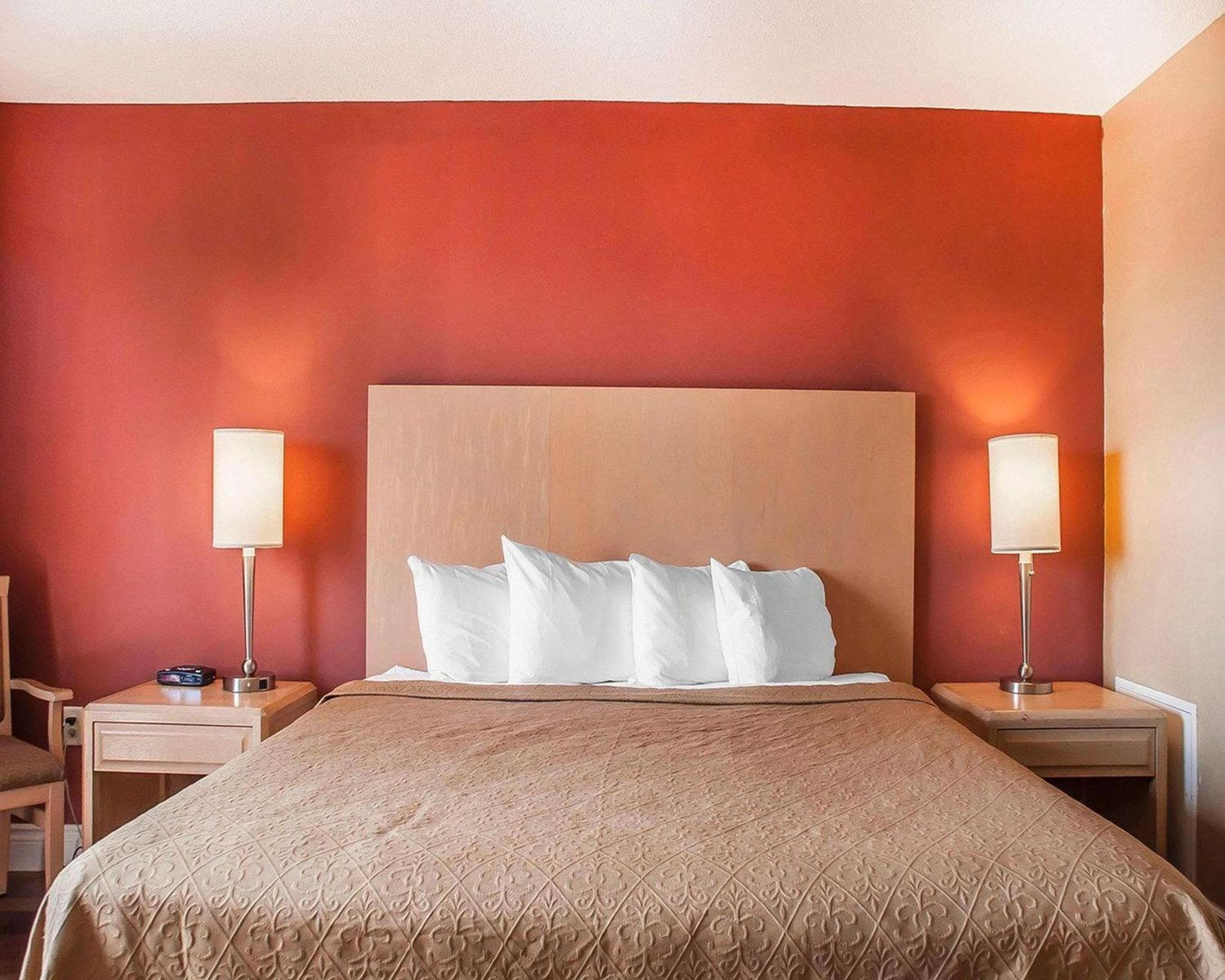 Queen Room - Non-Smoking