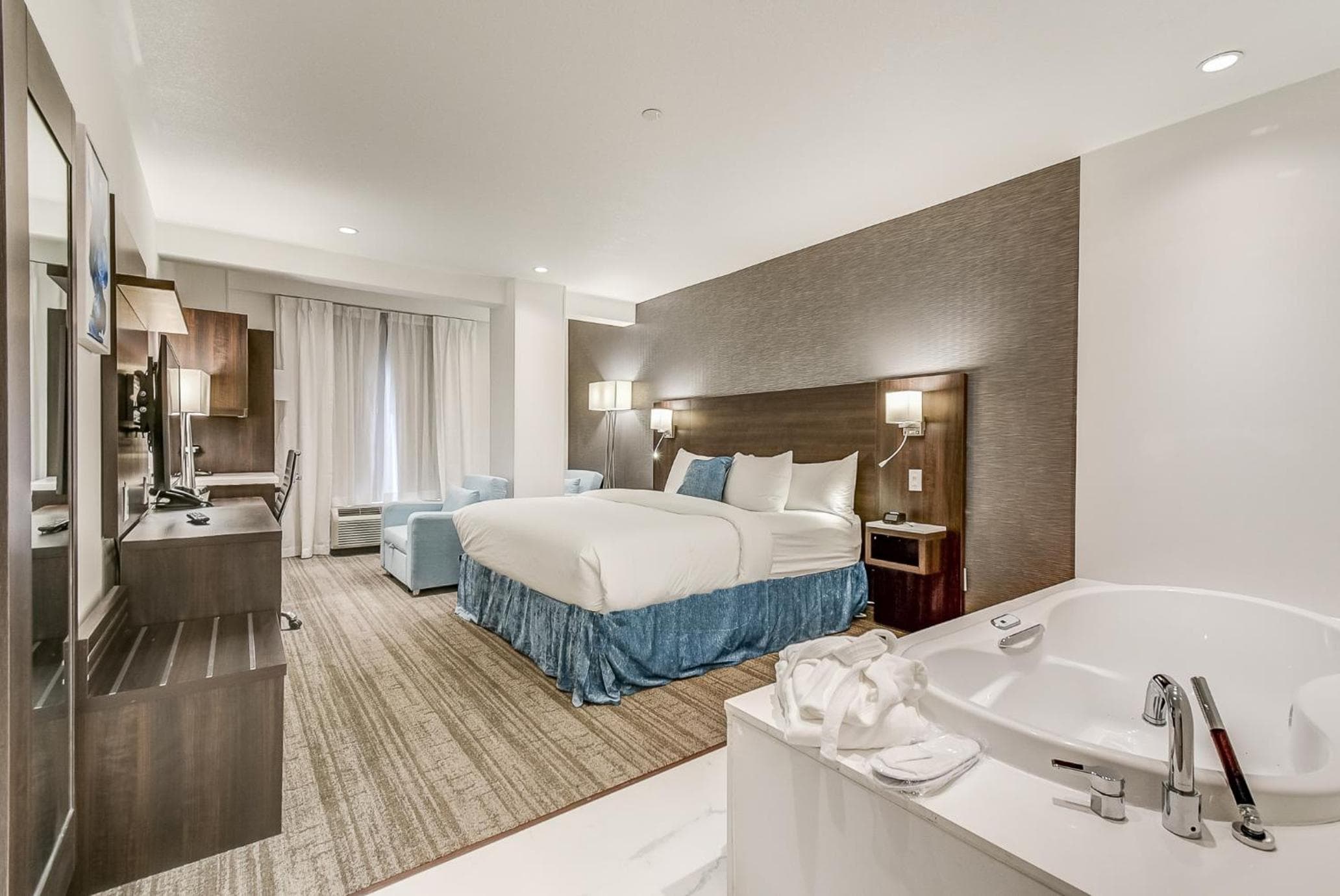 King Suite with Jacuzzi 