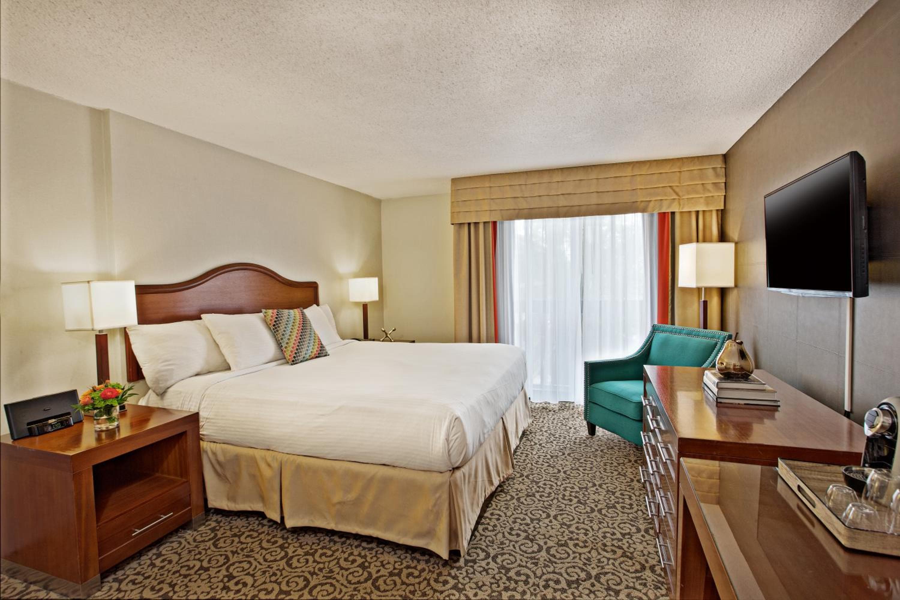 Superior King Room with Courtyard View