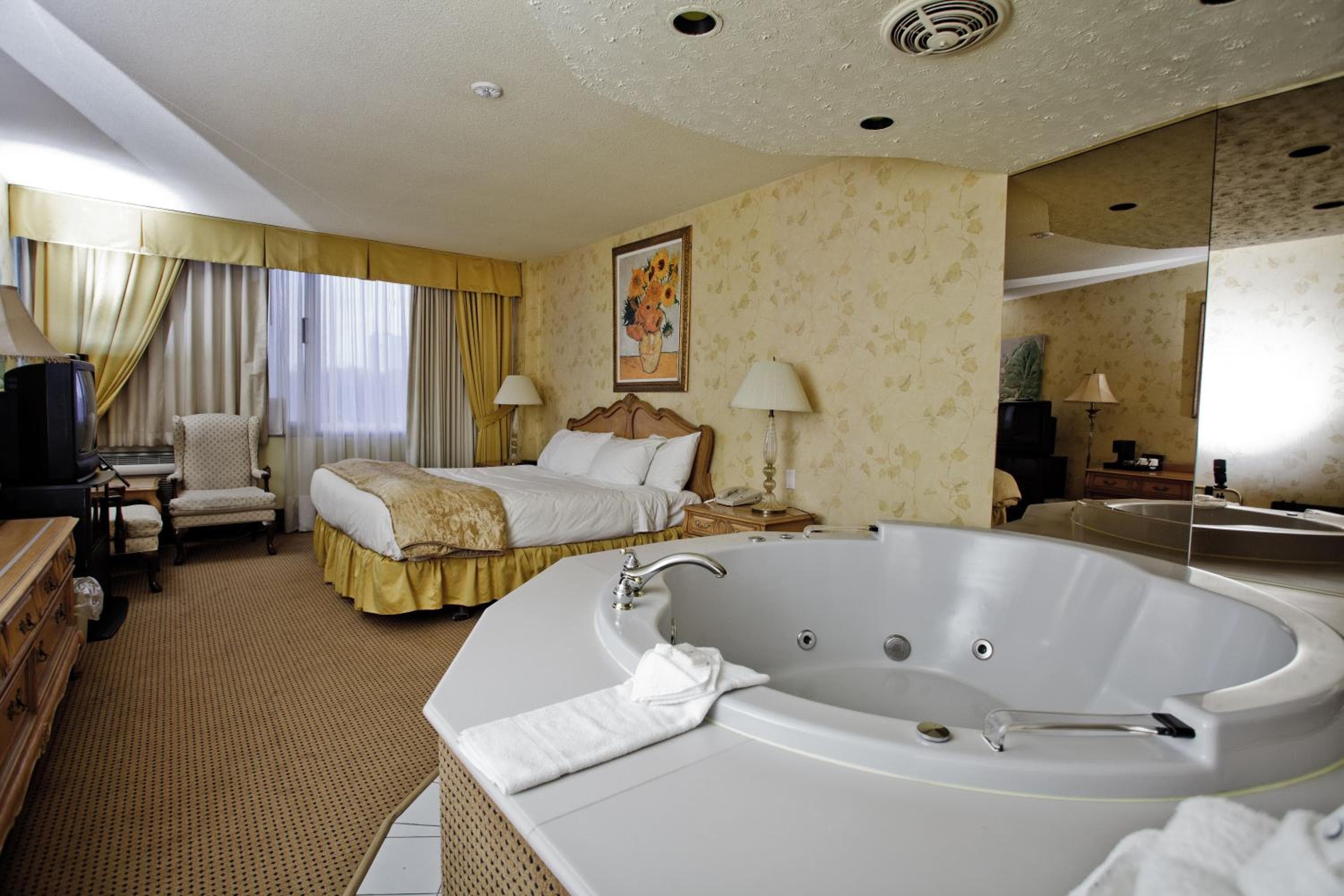 King Room with One King Bed and Jetted Tub - Ground Level - Non-Smoking