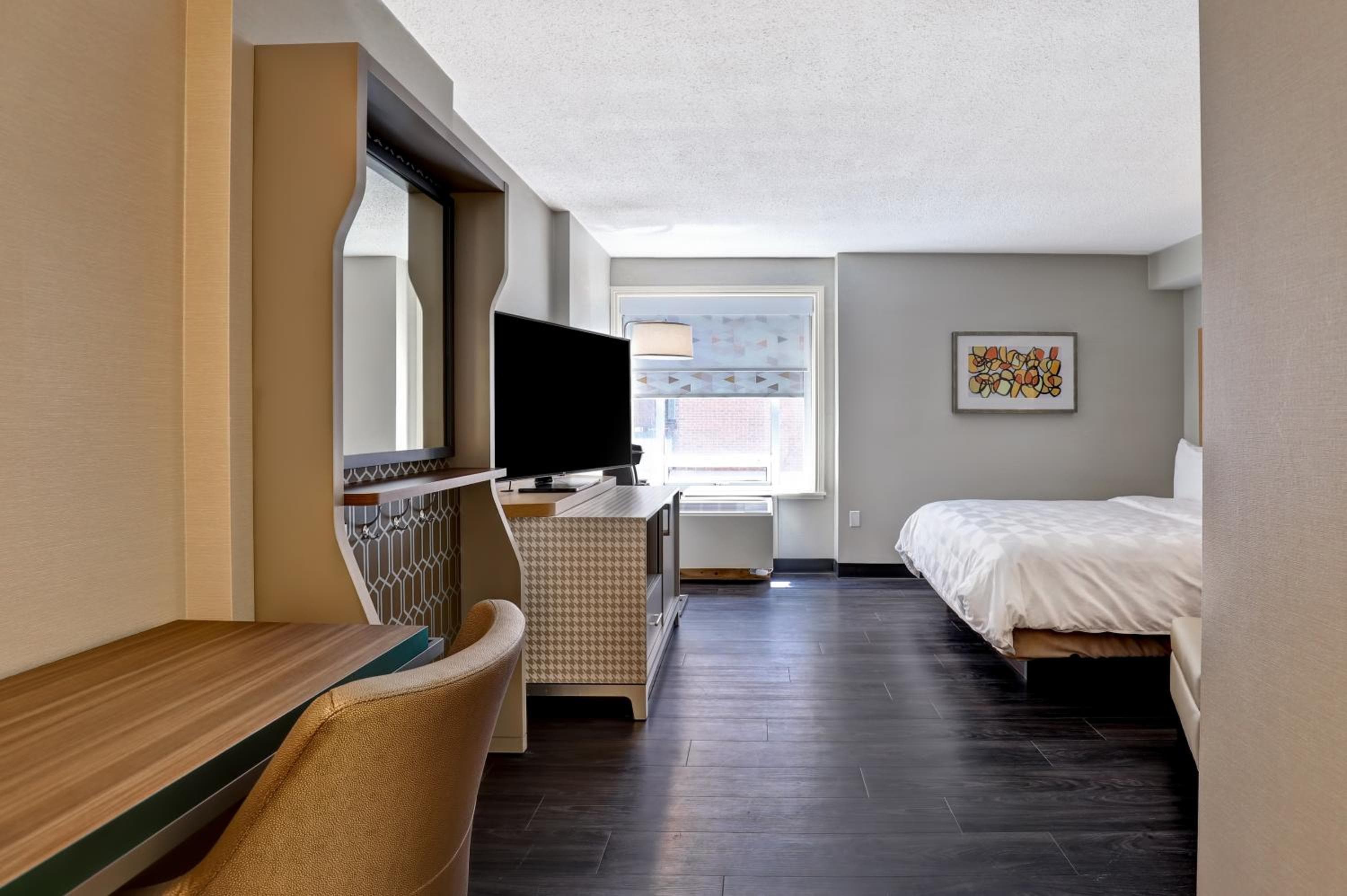 Standard Queen Room with Communications Accessible Roll-In Shower