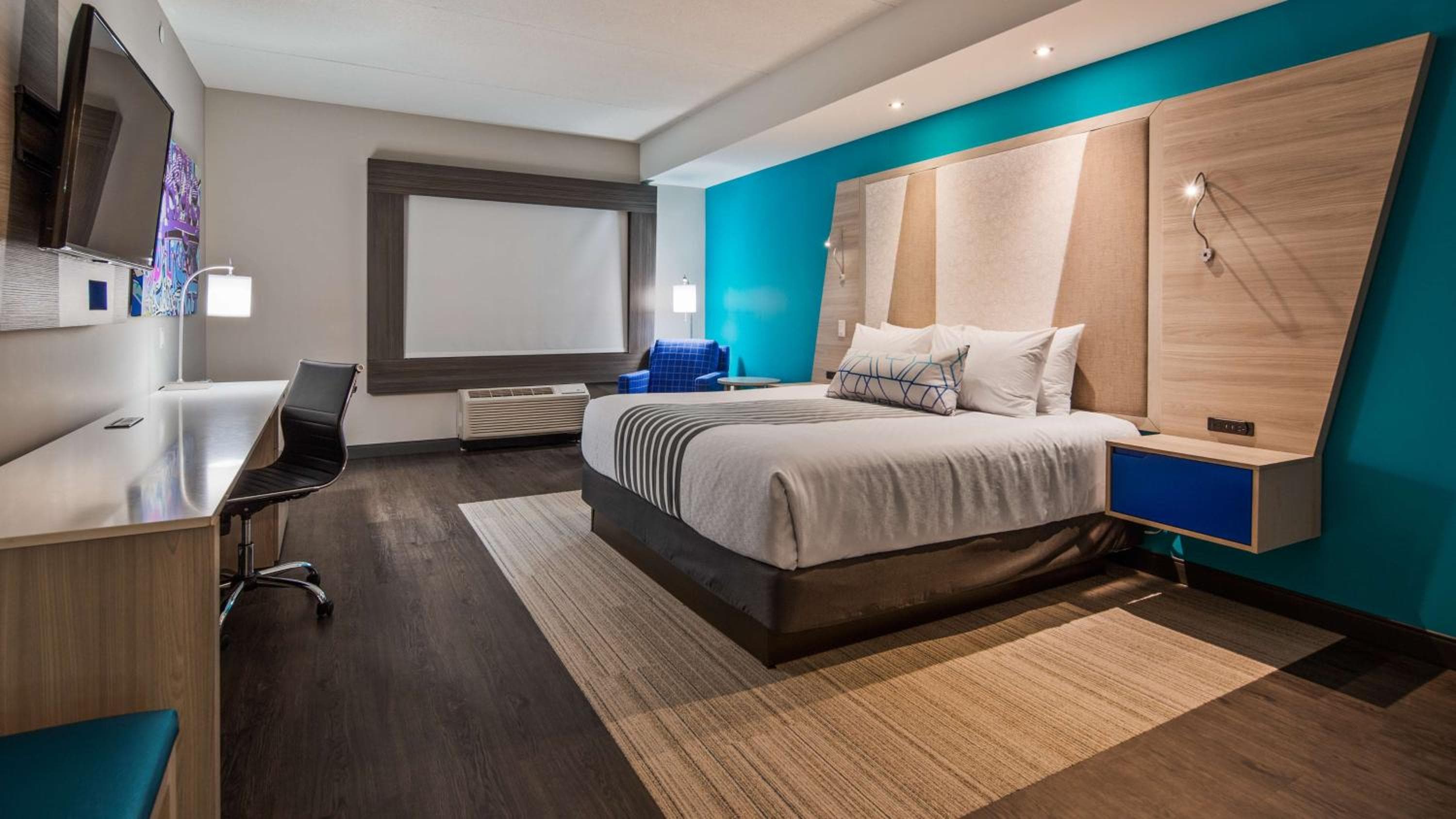 King Room with Tub - Mobility Accessible/Non-Smoking