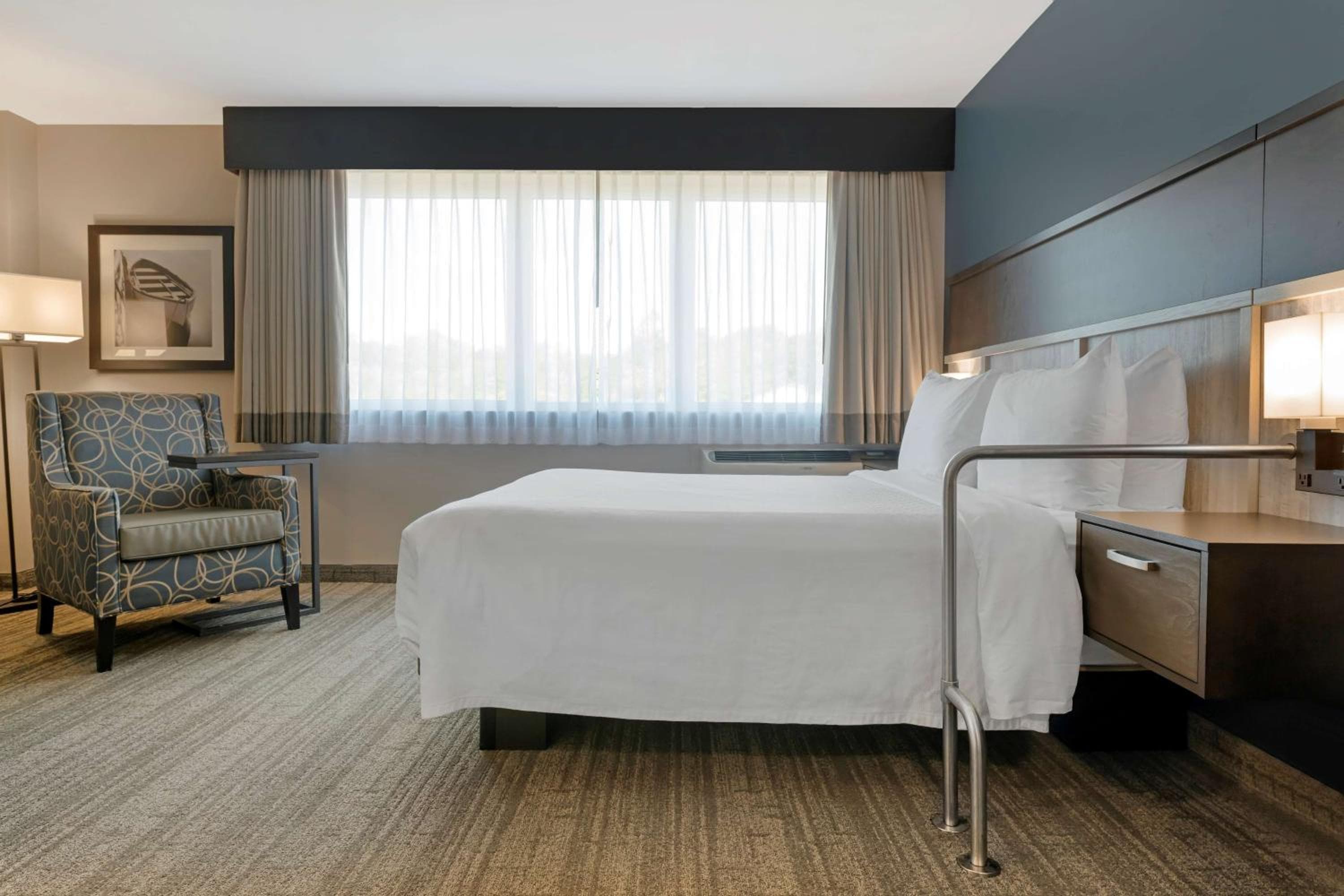 Queen Room with Roll-In Shower - Disability/Non-Smoking