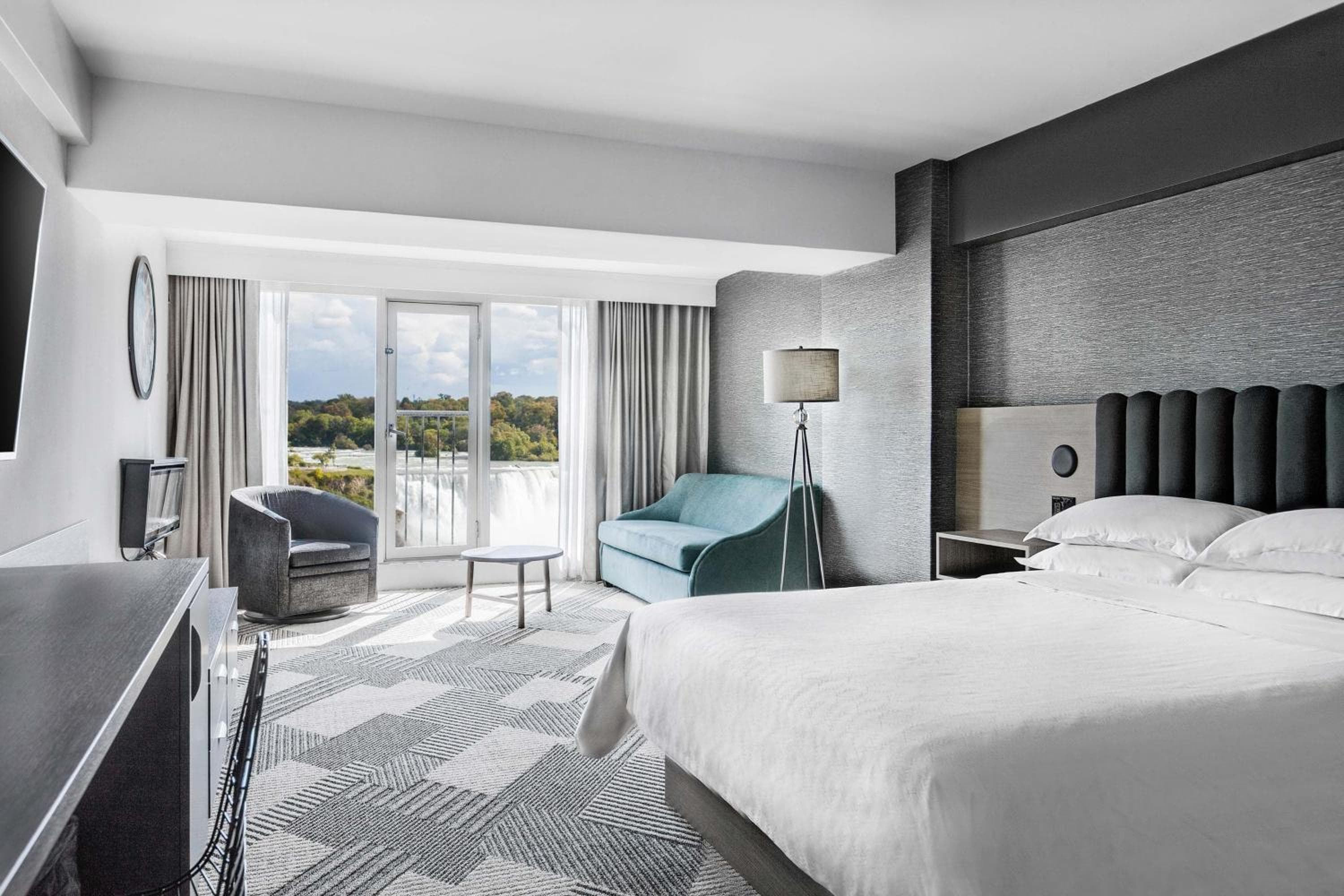 Deluxe Fallsview King, Guest room, 1 King, Fallsview view