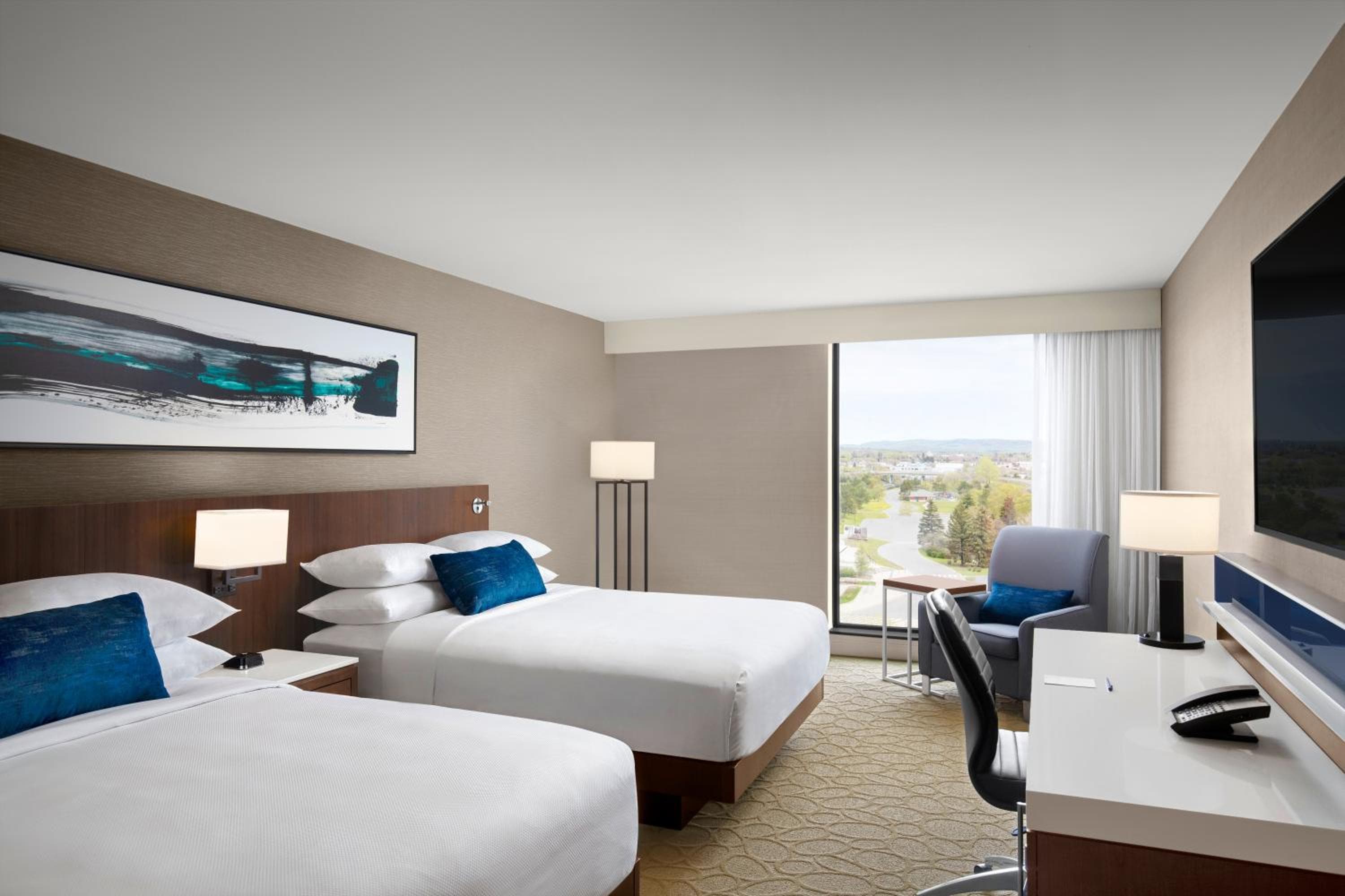 Guest room, 2 Queen, Partial lake view