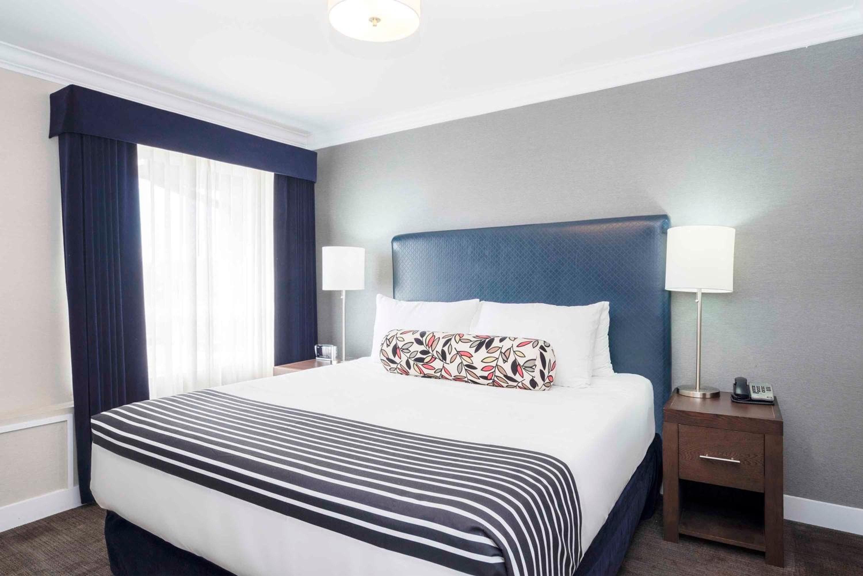 Standard Suite, 1 King Bed, Kitchen