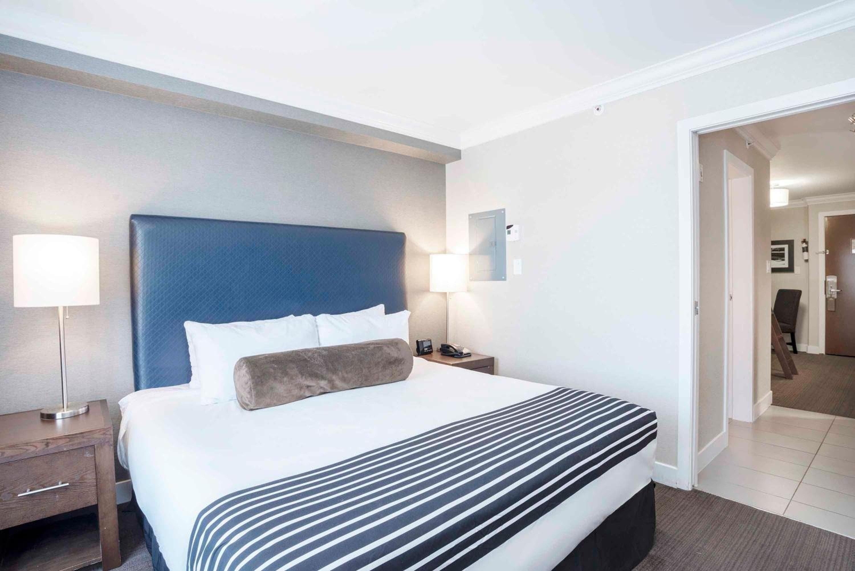 Family Suite, 1 King Bed, 2 Single Beds, Kitchenette
