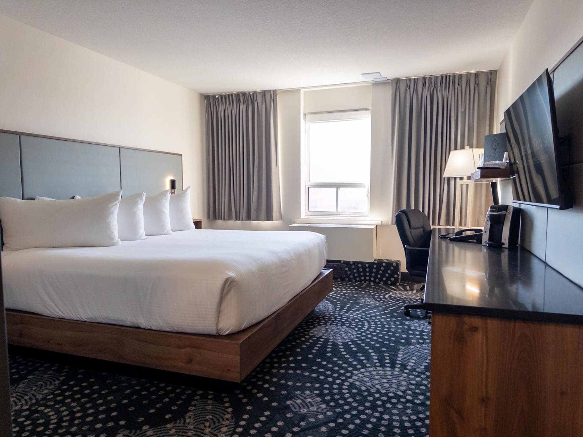 Standard One King - Newly Renovated 