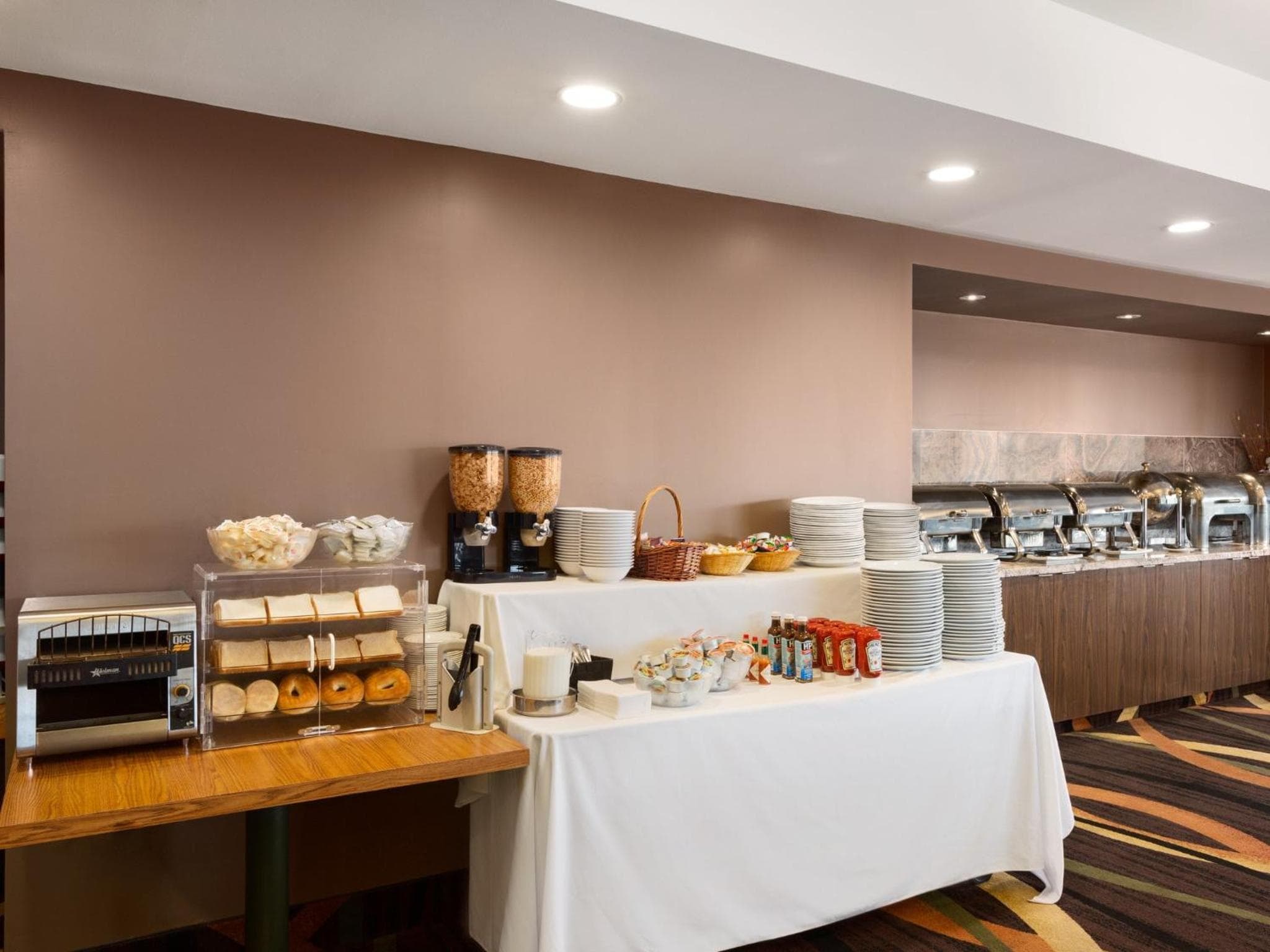 Queen Room with One Queen Bed and Jetted Tub - - Non-Smoking