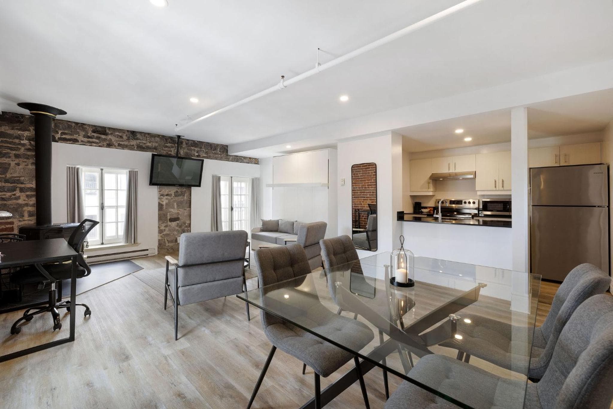 Superior Suite / Full Kitchen / Animals Not Permitted