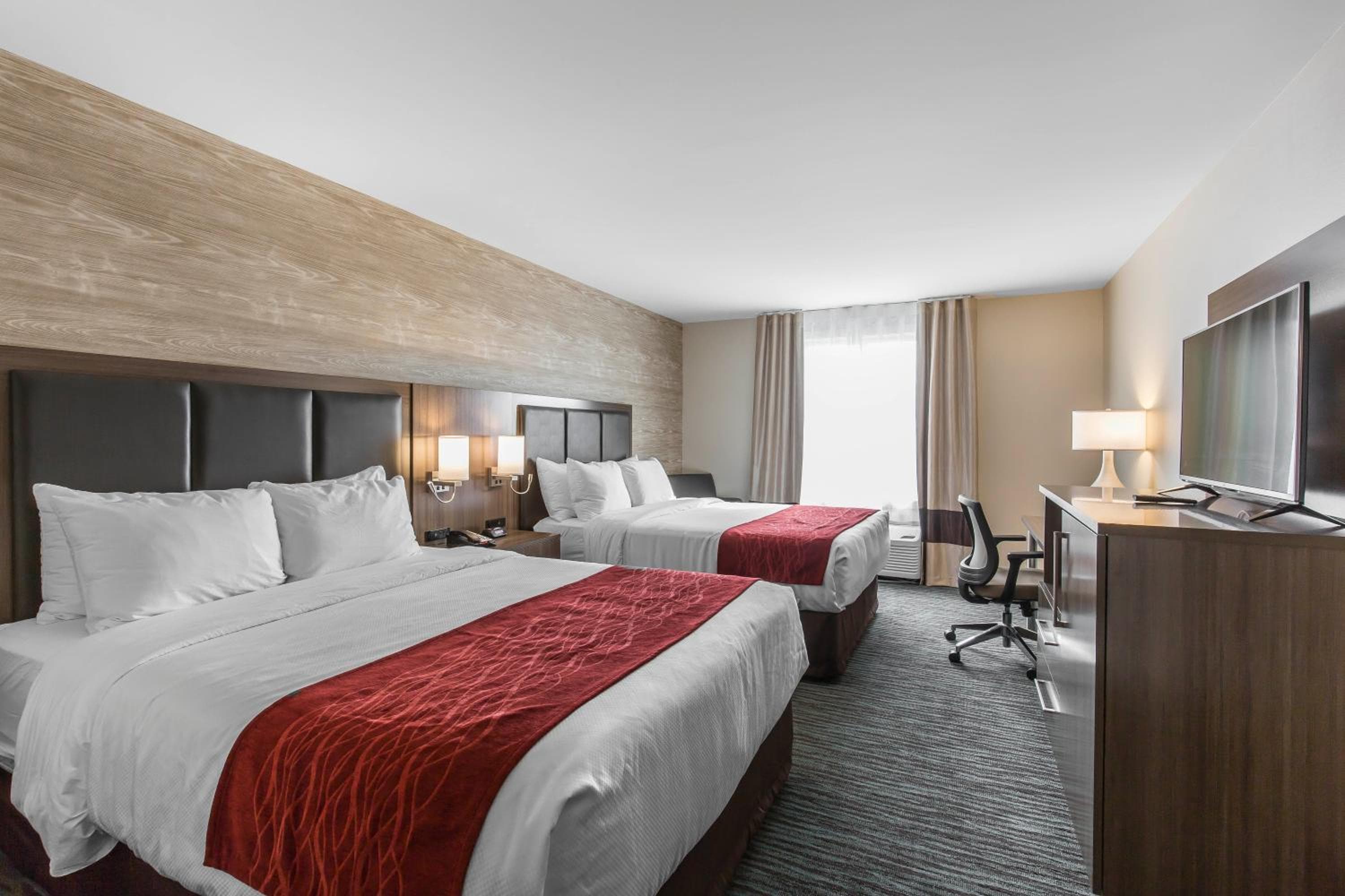 Queen Room with Two Queen Beds and Bath Tub