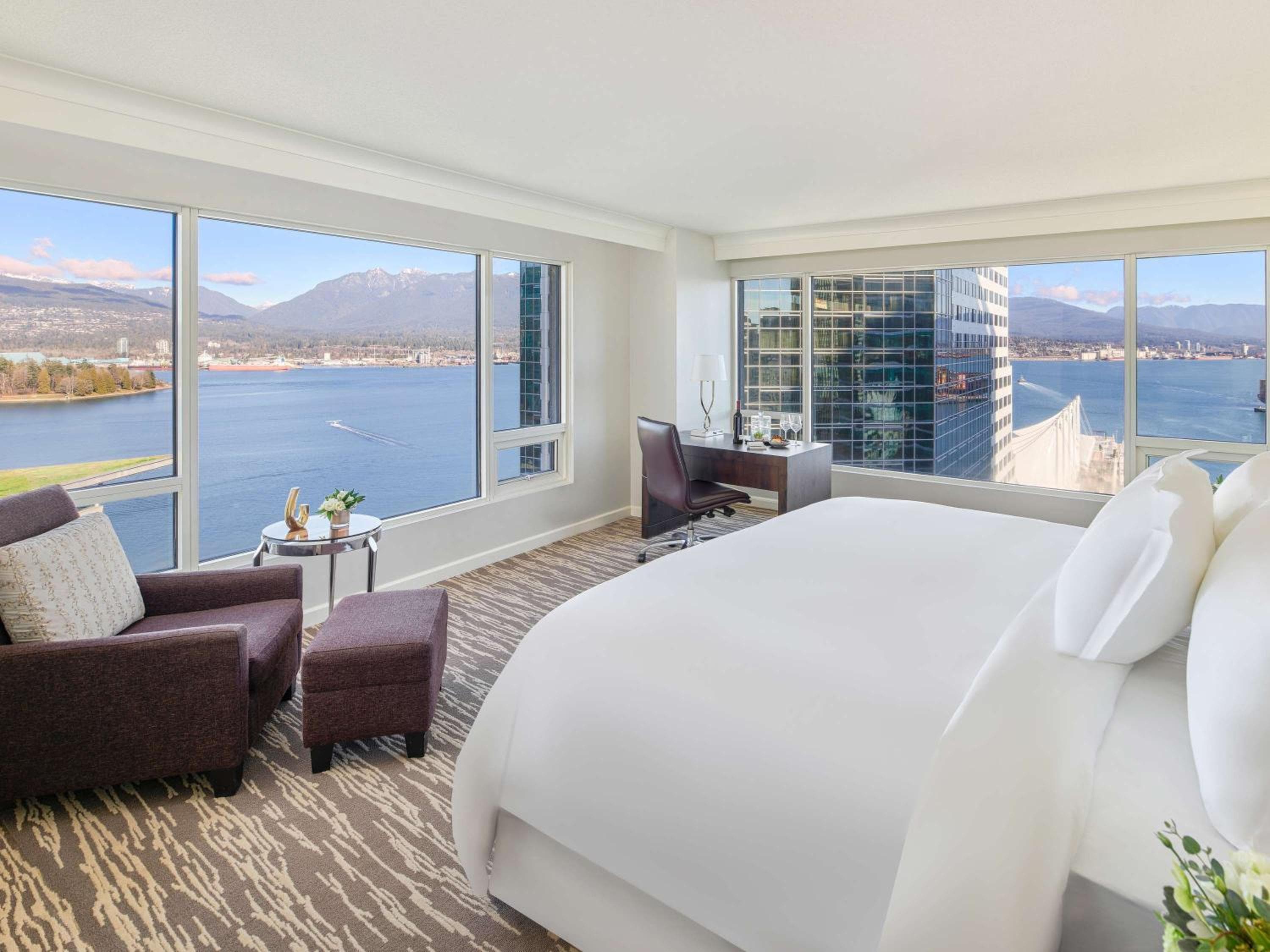 Signature Harbor and Stanley Park View Corner Room with King Bed