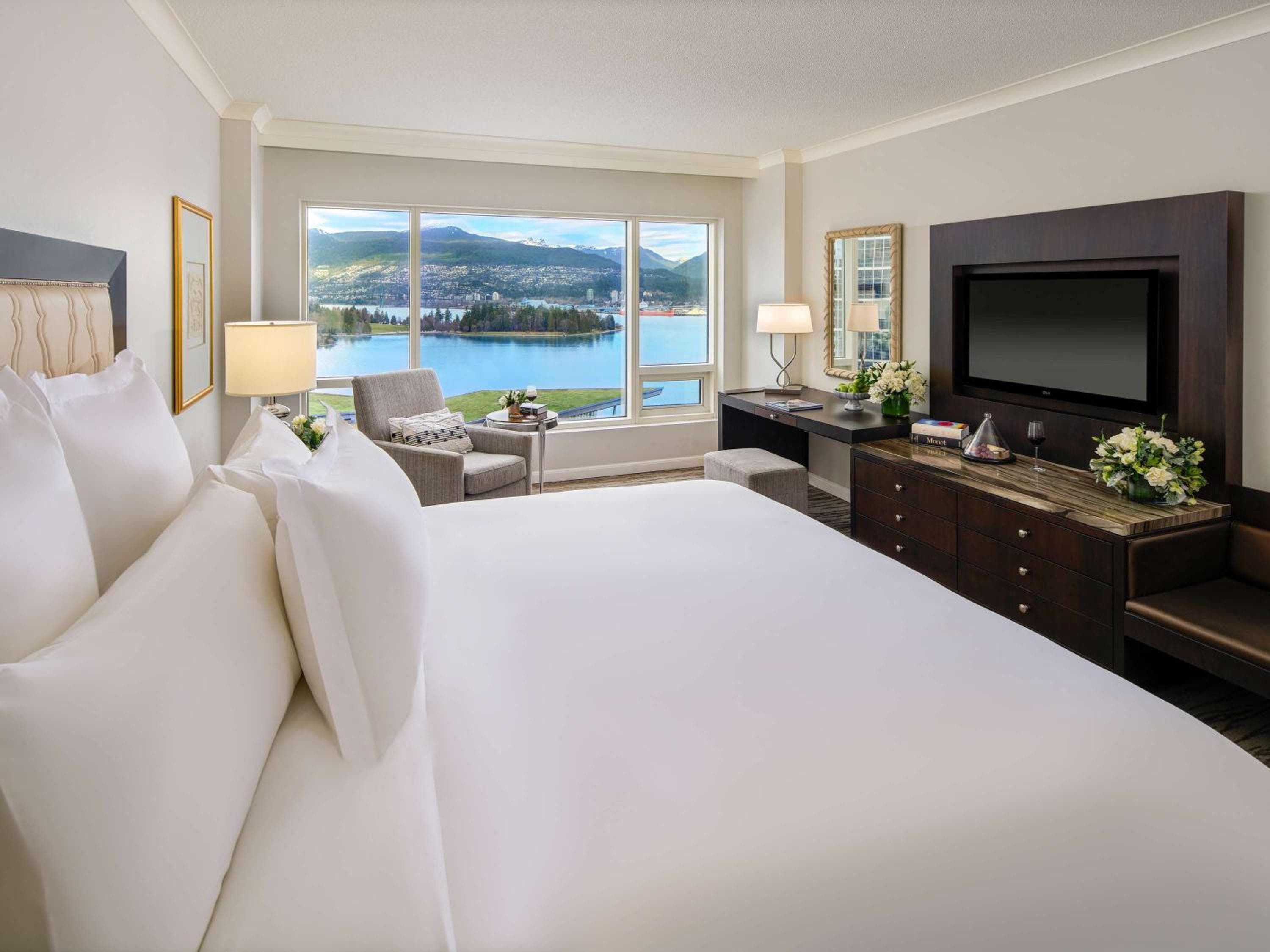 Signature Harbor and Stanley Park View Room with King Bed