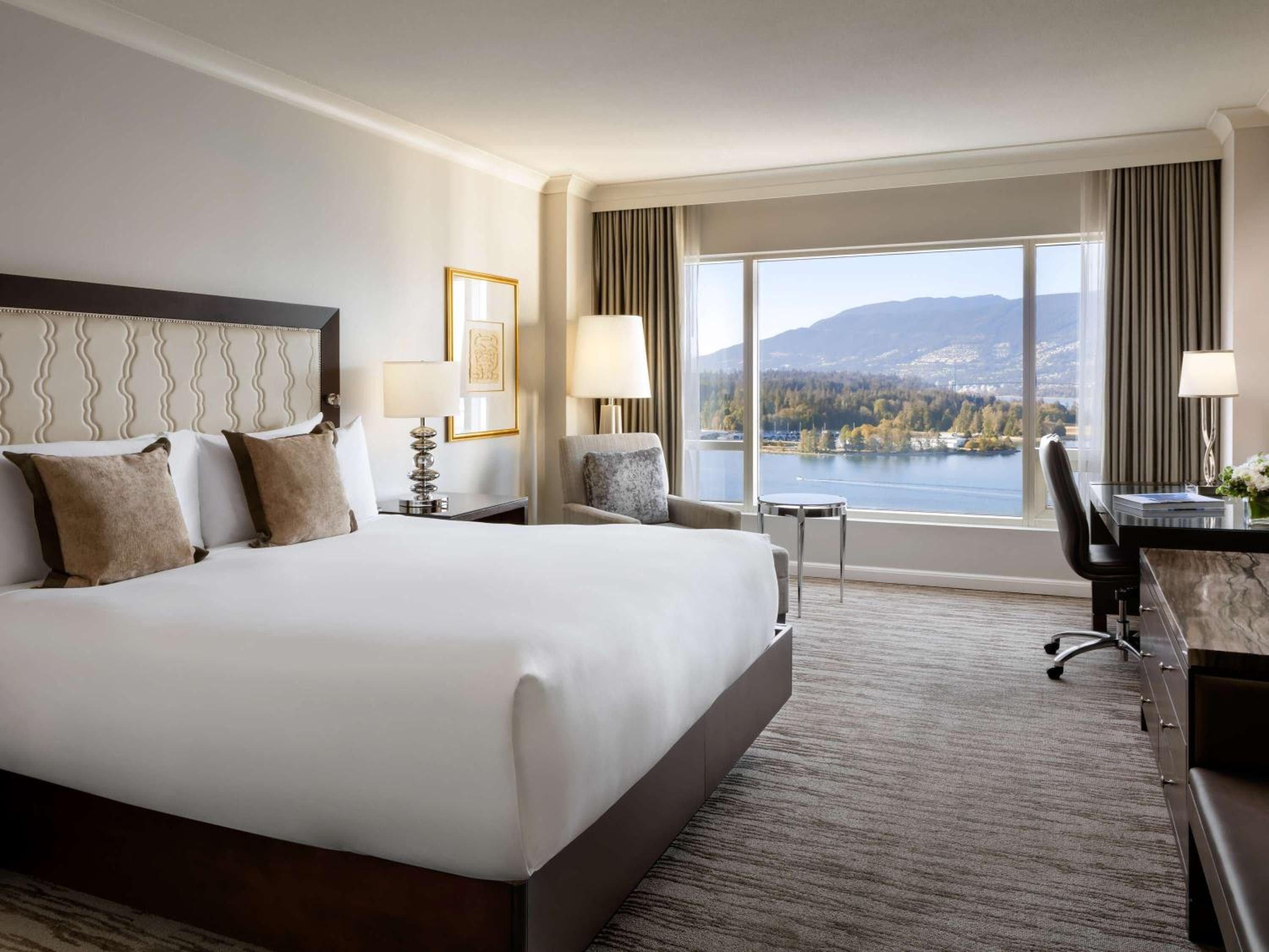 Signature Harbor and Stanley Park View Room with Queen Bed