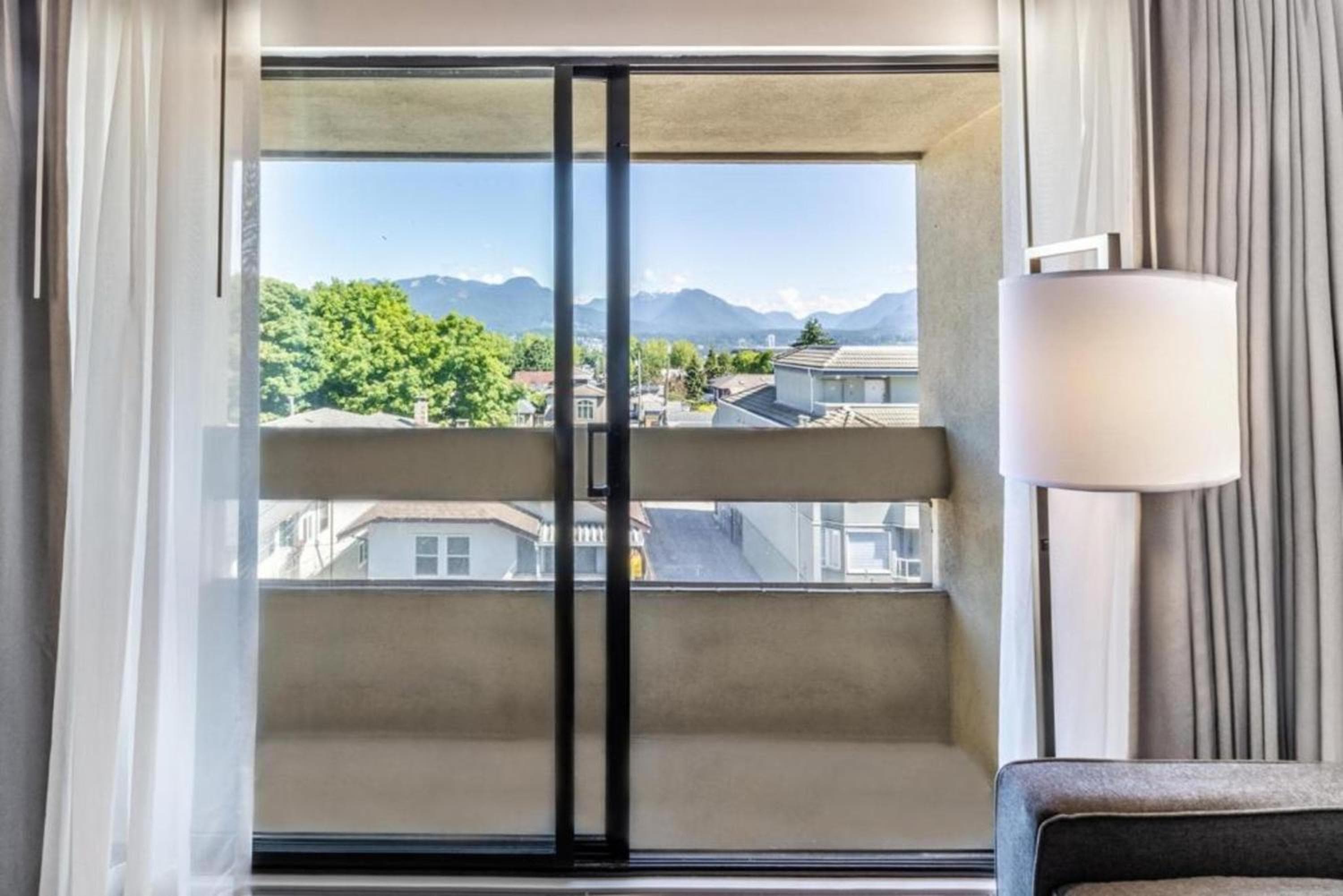 Corner King w/Sofa Bed & Wetbar