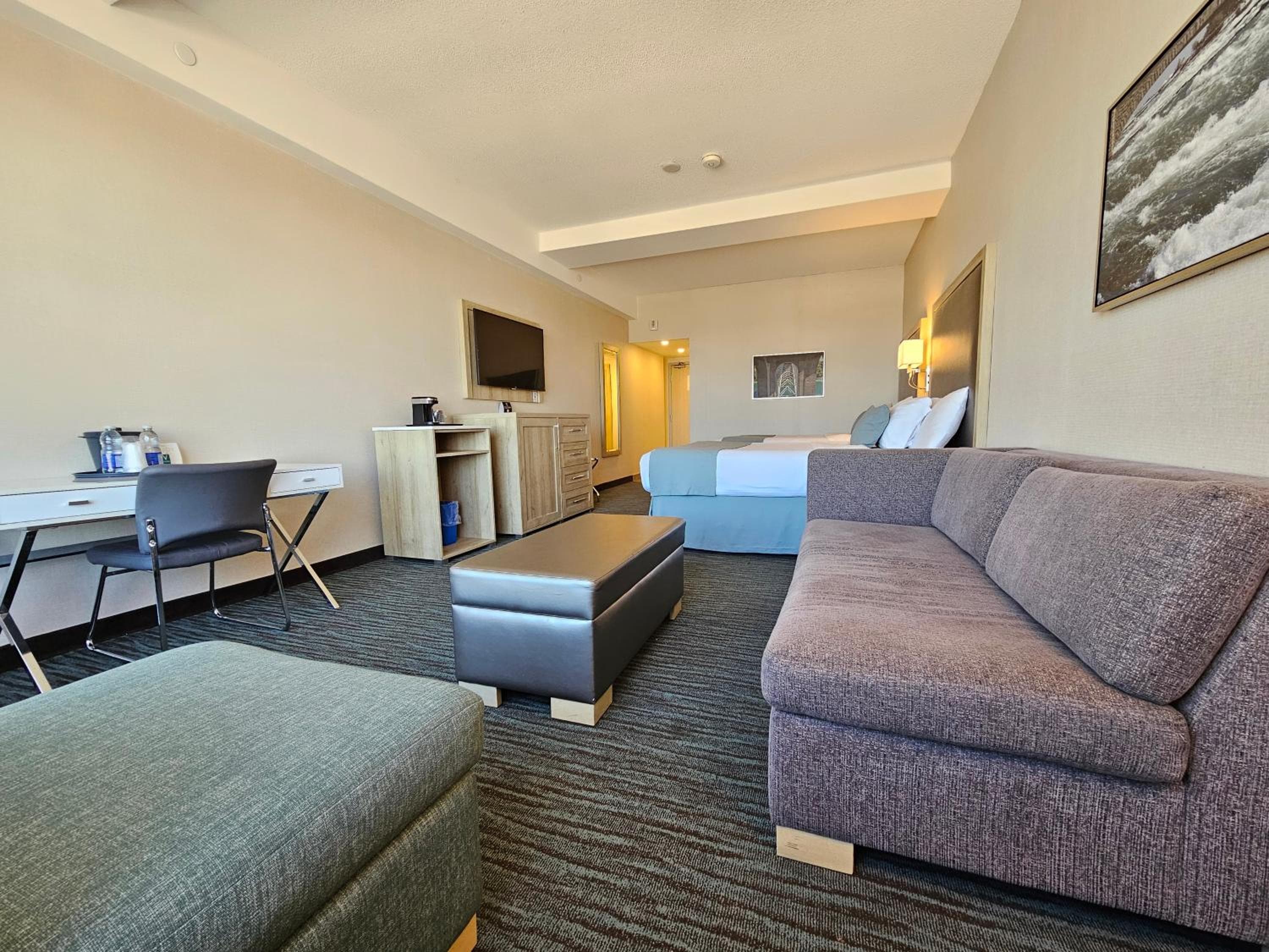 Cityview Jr Suite Guest room, 2 Queen Beds & Sofa Bed