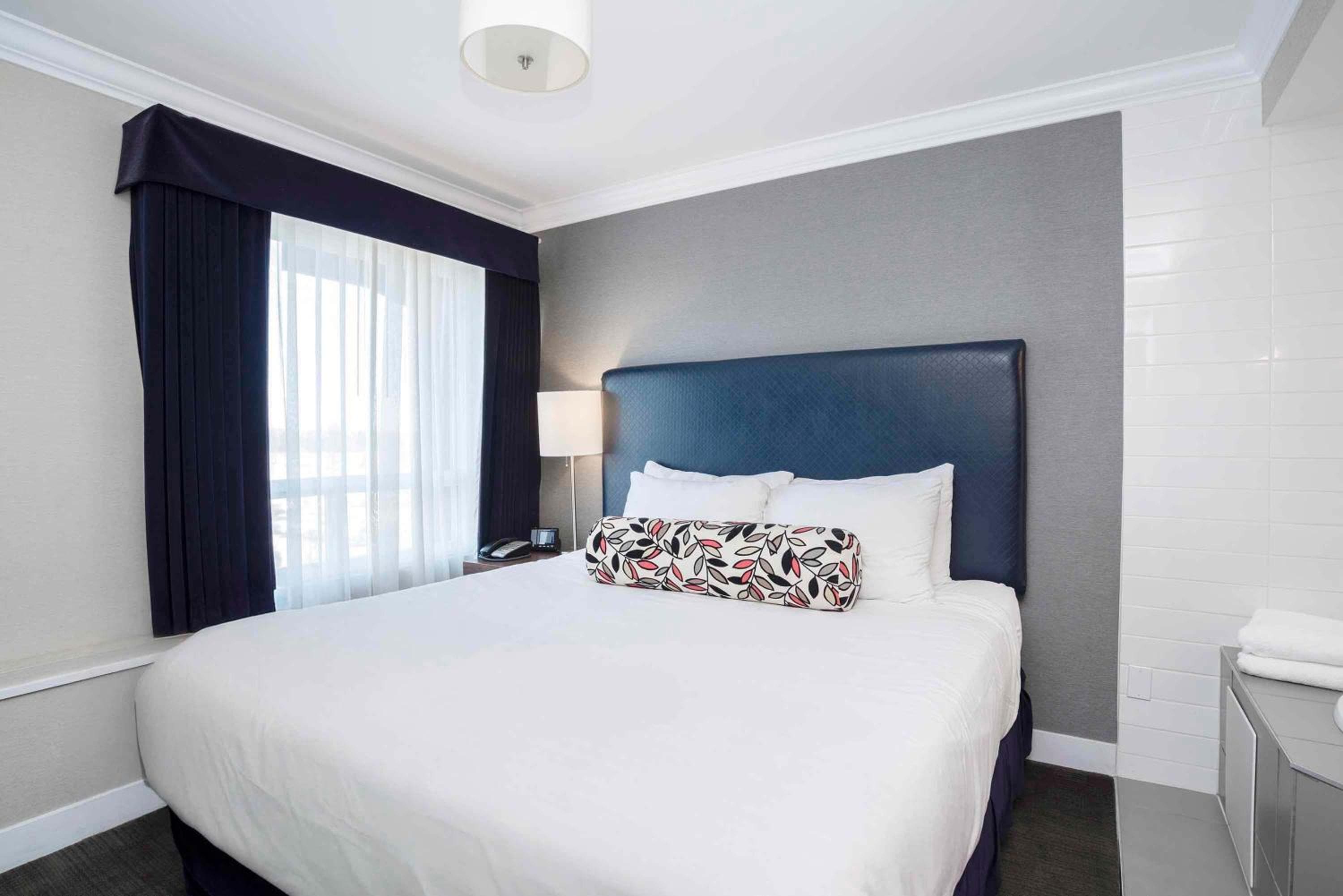 Jacuzzi Suite, 1 King Bed, Kitchen