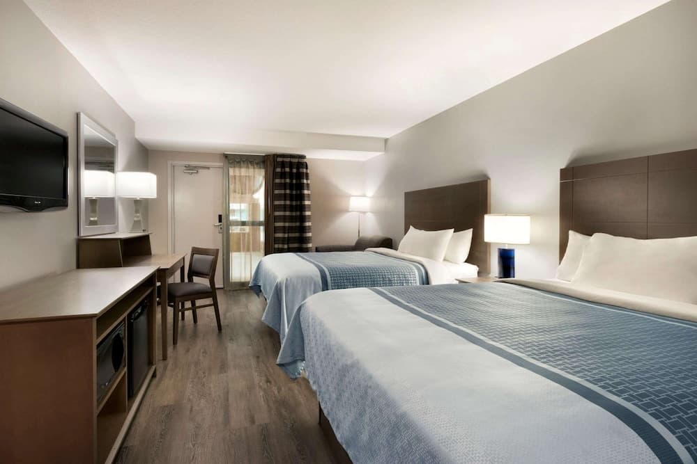 Room, 2 Queen Beds, Non Smoking, Pool View