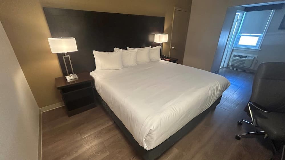 Room, 1 King Bed, Non Smoking (Upgrade)