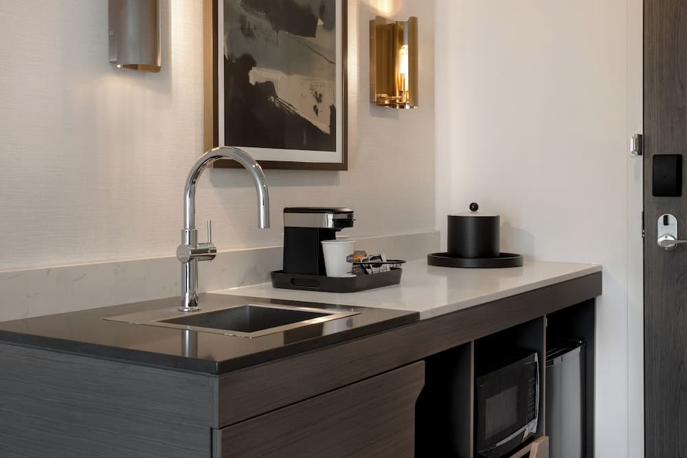 Studio, 1 King Bed, Balcony (Wet bar)