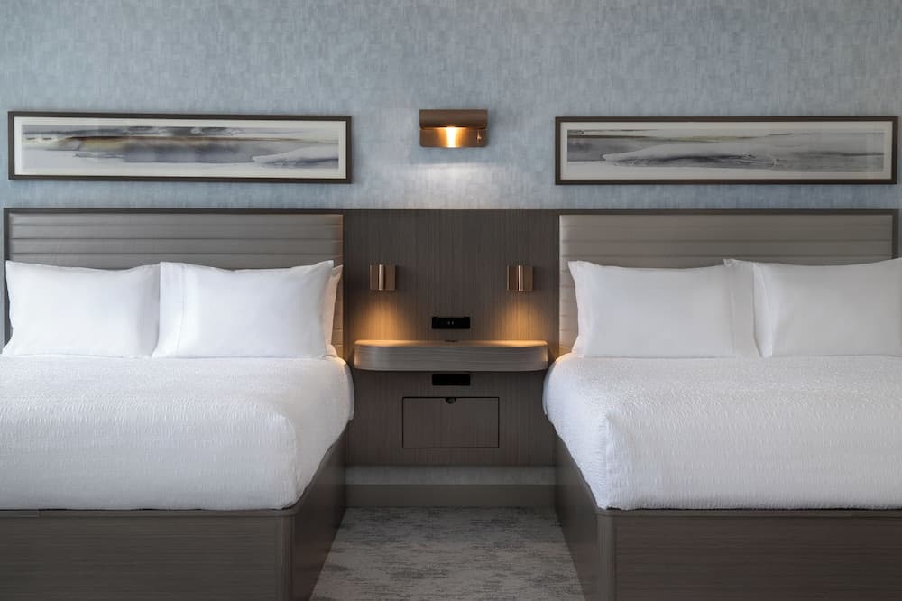 Studio, 2 Queen Beds, Balcony (Wet bar)