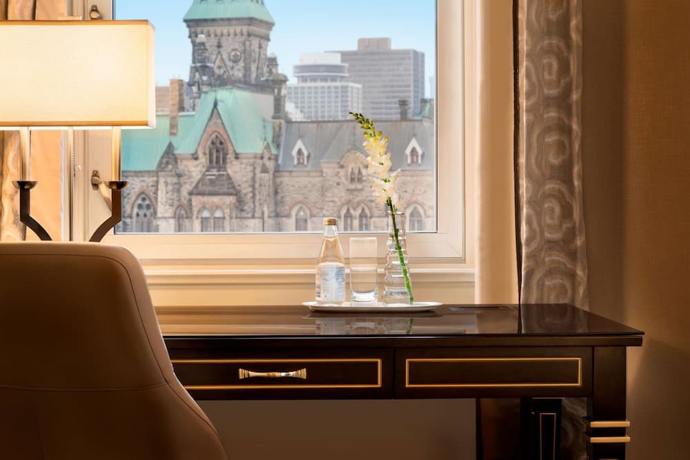 Fairmont Room, 1 Queen Bed, View (Parliament View)