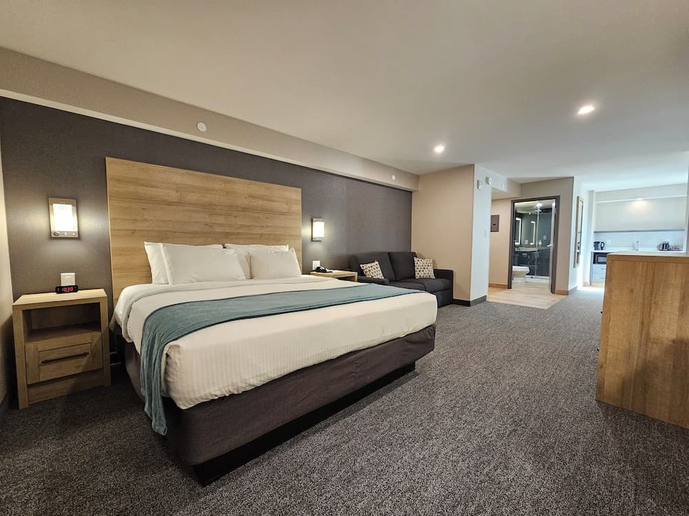 Riverview Superior Kitchenette Suite, 1 King bed & Sofa bed