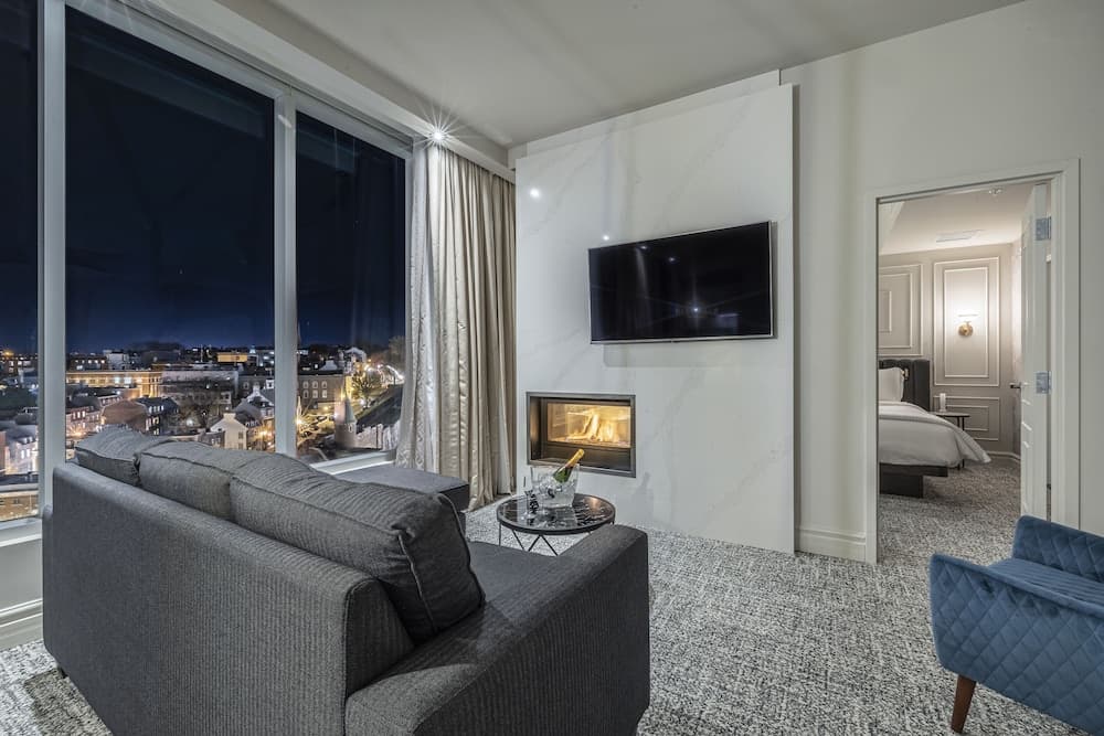 Suite Scenique with King bed and Old Quebec view
