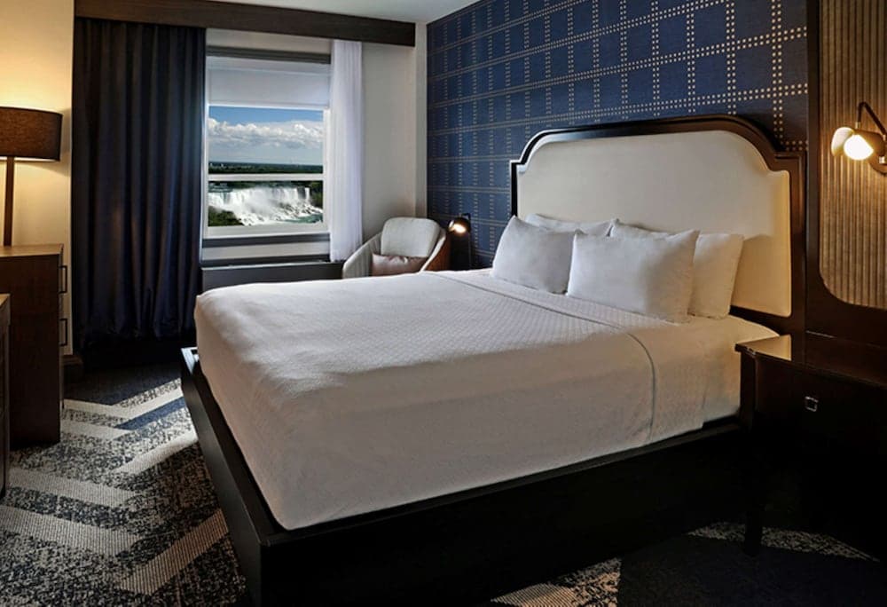 Deluxe Room, 1 King Bed (Falls View)