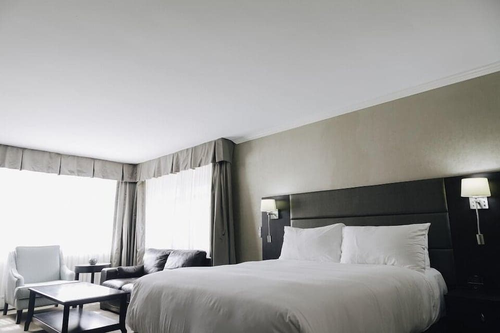 Pownal Suite with 1 queen bed and jet tub