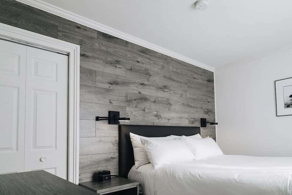 One bedroom Queen Suite with kitchenette, Ground Floor